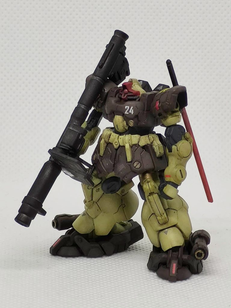 今回は最初に適当に似た色の塗料（水性ボビーカラー）そのままで塗装したのですが、全体的に暗めになってしまいました。全体を塗り直そうかと思ったのですが、どうせならと元の色にちょっとホワイトを混ぜたものでグラデーション塗装に挑戦してみました。ものが小さいので、風量、噴射量をギリギリまで少なくしてエアブラシをくっつける様にして塗りました。なので今回はスミ入れだけで、ウエザリング汚しは無しにして、デカール貼り後、艶消しクリアーで完成としました。