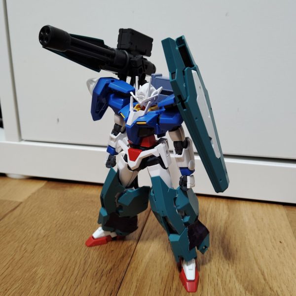 ダブルオーガンダムをフルアーマー化させるという計画を元に製作しています。使用キットはダブルオーガンダム、ガンダムルブリスウル、ヴァリアブルポッドです。イメージとしてはフルアーマーガンダムあたりです。形はほぼほぼ完成しているのであとはミサイルなどを追加したら完成(の予定)です。足の装甲はたまたまジャストフィットしました。自分でも驚いています。（1枚目）