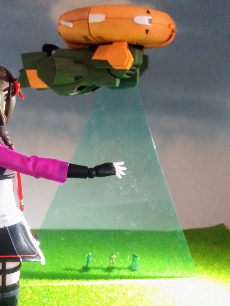 『空を飛ぶ円盤』 『円盤』の文字を当てるモノの中には、空を飛ぶ物体を指すモノもあります。『UFO(Unidentified Flying Object)』の俗称で、未確認飛行物体を表す言葉です。円盤型の飛行物体をイメージしてそう呼ばれることが多いです。1947年6月24日、アメリカの実業家『ケネス・アーノルド氏』が自家用機で飛行中に、9機の光る物体を目撃し、その様子を水面を跳ねる受け皿に例えた事から、メディアに取り上げられ、このイメージが定着しました。この日を記念して『空飛ぶ円盤記念日』というイベントが各地で行われることもあります。『UFO』の存在や正体については、様々な議論や研究が行われており、科学的な説明が難しい現象として注目されています。『空飛ぶ円盤』(演:アッシマー)『アブダクションされる人達』(演:1/144 レンポウヘイ)『目撃者』(演:シグレカイサン) ぐだぐだ再現shotby  『空を飛ぶ円盤』より