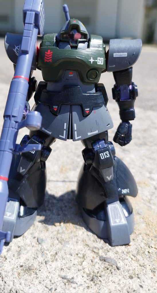 デカールは市販のジオン軍のデカールを使用しました。デカールを貼るのもこれで２回目なのでかなり初心者ですが自分が思う形ではりました