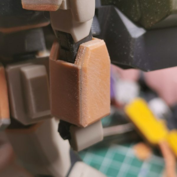 図で見て取れるように、元のプロポーションと造形を調整し、マスクを廃止して顔パーツを短縮。胸部装甲はABパテで再造型し、腕部もプラ板で再構築しました（3枚目）