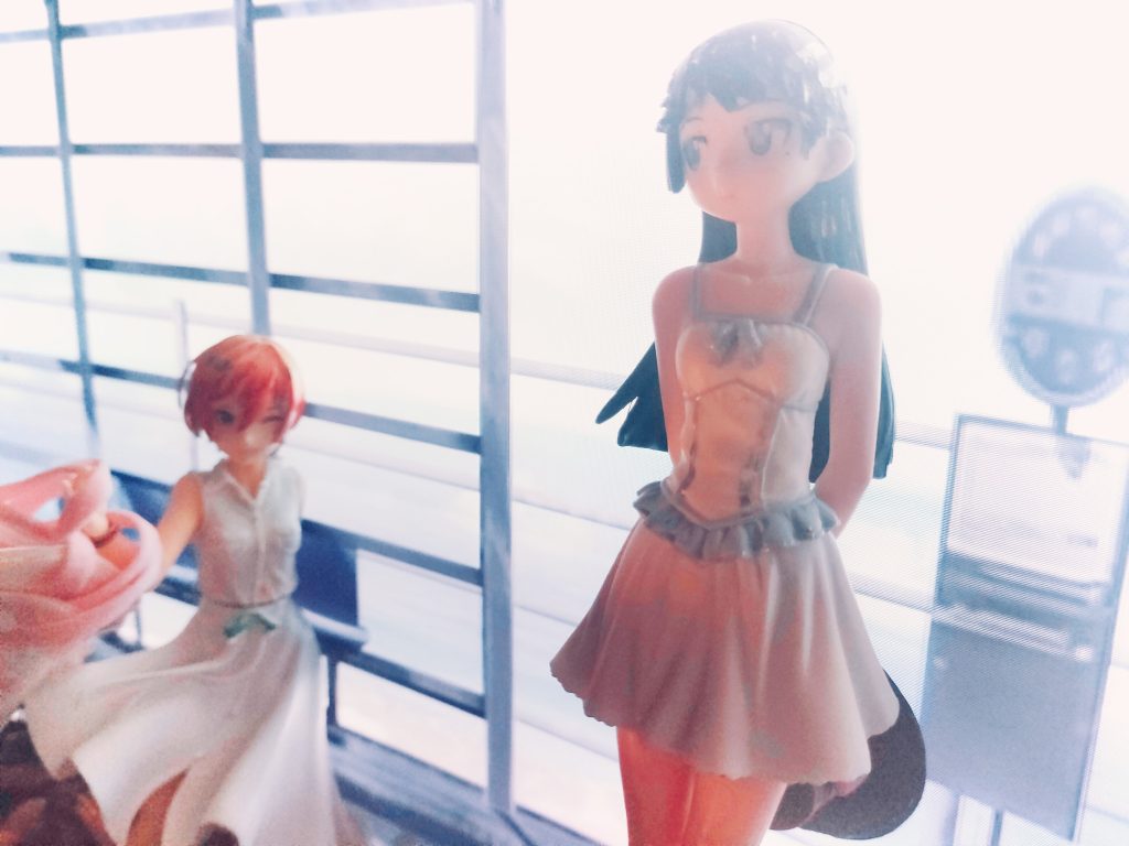 マチュ「 その服どこから、」ニャアン「 盗んだり、したもんじゃないよ、夏服って、コレしかわたし持ってないんだから、しょうが無いじゃない、、」マチュ「 あー、そうなんだ~、今まで着てたのは、全部冬服だったんだー、へー」ニャアン「シュウちゃんに決めてもらおうか! 」マチュ「何!随分強気じゃん! 」(でも、ちょっと可愛いな! )マチュ「 いいよ!その勝負!乗ってやるよ!」ニャアン「 負けたほうが、、、、」マチュ「負けたほうが?! 」★☆キラキラキラキラキラ✨️☆彡