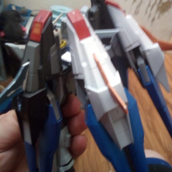 こんにちは、GUNSTAさん。これは私のCosmic Era Universeからのカスタムビルドです。元々はZAFTが開発しましたが、連合軍に盗まれました（MSの盗難がなければCosmic Eraとは言えません）。ドラグーンバインダーを4つ、サイドスカートに2つ取り付けることができました。バックパックには原子炉の冷却用の冷却タンクが2つあります。（3枚目）