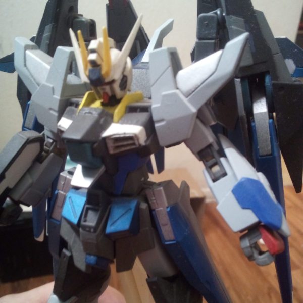 こんにちは、GUNSTAさん。これは私のCosmic Era Universeからのカスタムビルドです。元々はZAFTが開発しましたが、連合軍に盗まれました（MSの盗難がなければCosmic Eraとは言えません）。ドラグーンバインダーを4つ、サイドスカートに2つ取り付けることができました。バックパックには原子炉の冷却用の冷却タンクが2つあります。（1枚目）