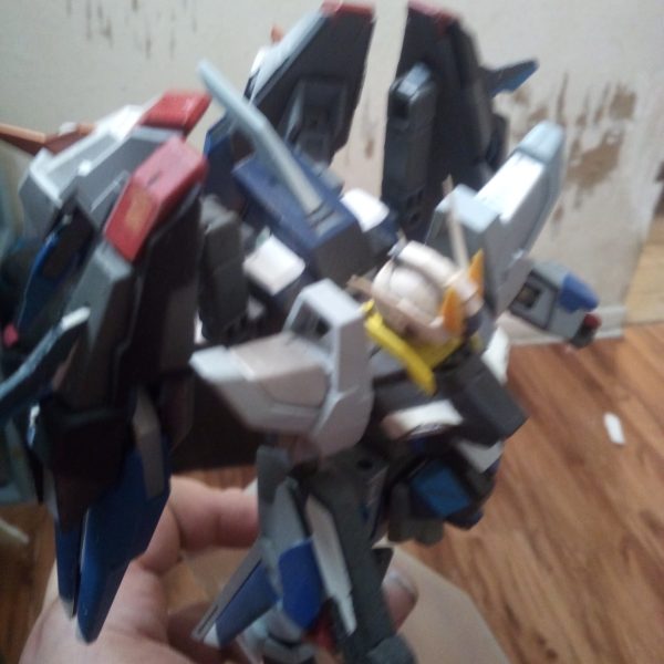 こんにちは、GUNSTAさん。これは私のCosmic Era Universeからのカスタムビルドです。元々はZAFTが開発しましたが、連合軍に盗まれました（MSの盗難がなければCosmic Eraとは言えません）。ドラグーンバインダーを4つ、サイドスカートに2つ取り付けることができました。バックパックには原子炉の冷却用の冷却タンクが2つあります。（2枚目）