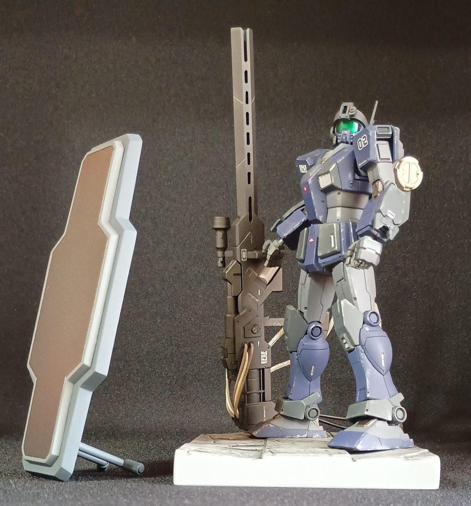 それじゃついでに、とドデカシールドも弄ることに。盾にミサイルや銃砲など装備してるのはどうだろう、と思っています。被弾したら誘爆しちゃうじゃないですか。そもそもキットには銃身もなければ弾倉もない、見た目どおりただのモールドでしかない・・ということでオミットしました。耐ビームコーティングされていると見立てて、モールドのないつるんとした1枚の鉄板のような状態です。さらに、某プロの作例を真似て折り畳みバイポッドを付けて自立できるようにしました。
