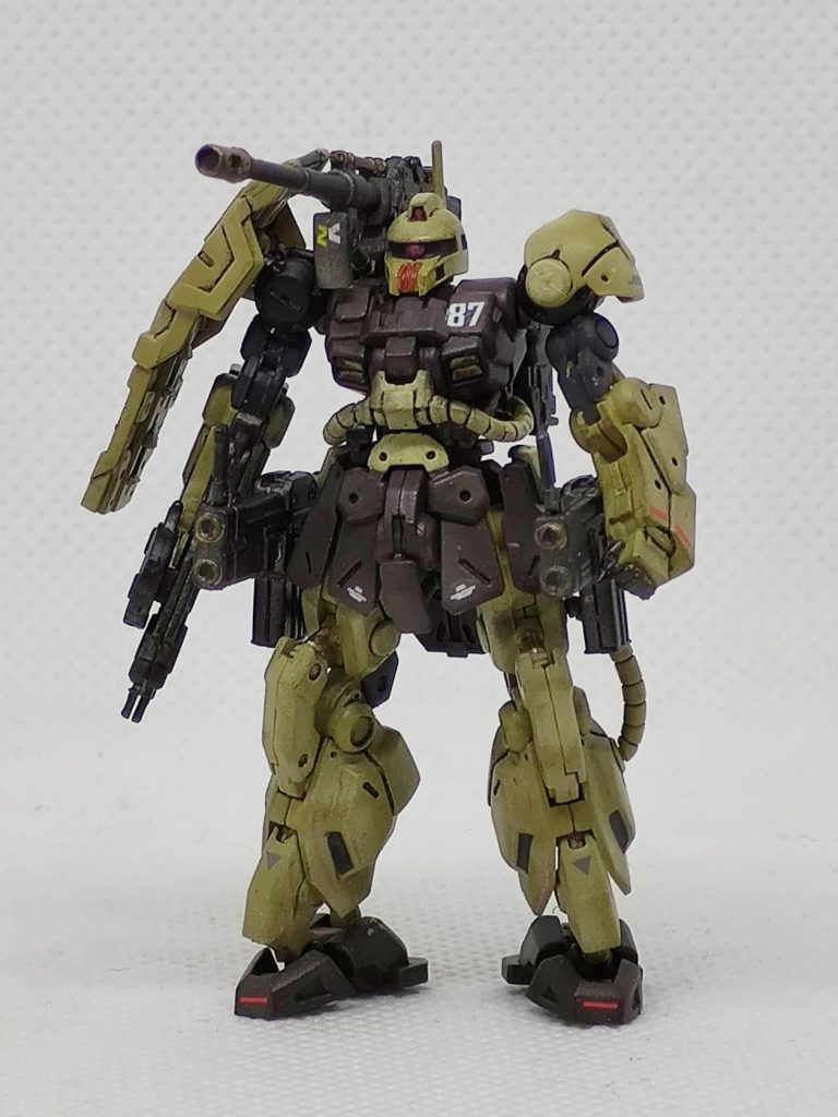 塗装はほぼエアブラシです（パーツごと、一部マスキングで塗り分け）。筆塗りは腕関節や凹部をエナメル塗料で塗ってます。エナメルだとはみ出しをふき取れるので楽です。デカール貼り後、艶消しクリヤーで完成としてます。