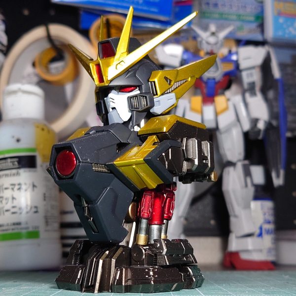 メカニカルバストのウイングゼロをリベリオンカラーに変更しました。工作は引け処理くらいしかしてません。カラーレシビF＝フィニッシャーズGガイアノーツ黒＝Fカーボンブラックグレー＝Gメカサフライトゴールド＝GエルドランゴールドにGクリアイエローでキャンディ白＝Fスチールホワイトガンメタル＝Fライトガンメタルゴールド＝F青金シルバー＝Gプレミアムメッキシルバー→研磨レッド＝Gプレミアムメッキシルバー→Gクリアレッド（1枚目）