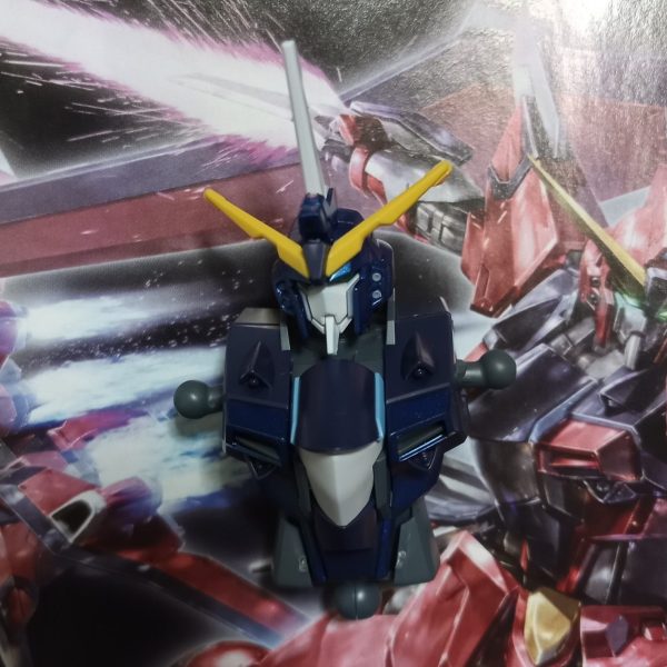 下記プラモデルのピンク部分をMr.カラースプレーにて、メタリックブルーにランナー塗装しました。塗装後、顔面と胸部を組み立てました。メインカラー変えるだけでも雰囲気が変わることを実感。他のパーツ組み立ても楽しみです。途中経過をお見せします(gundam-kao6)・HG 1/144 イモータルジャスティスガンダム（1枚目）