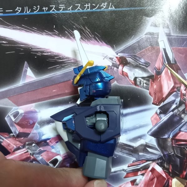下記プラモデルのピンク部分をMr.カラースプレーにて、メタリックブルーにランナー塗装しました。塗装後、顔面と胸部を組み立てました。メインカラー変えるだけでも雰囲気が変わることを実感。他のパーツ組み立ても楽しみです。途中経過をお見せします(gundam-kao6)・HG 1/144 イモータルジャスティスガンダム（3枚目）