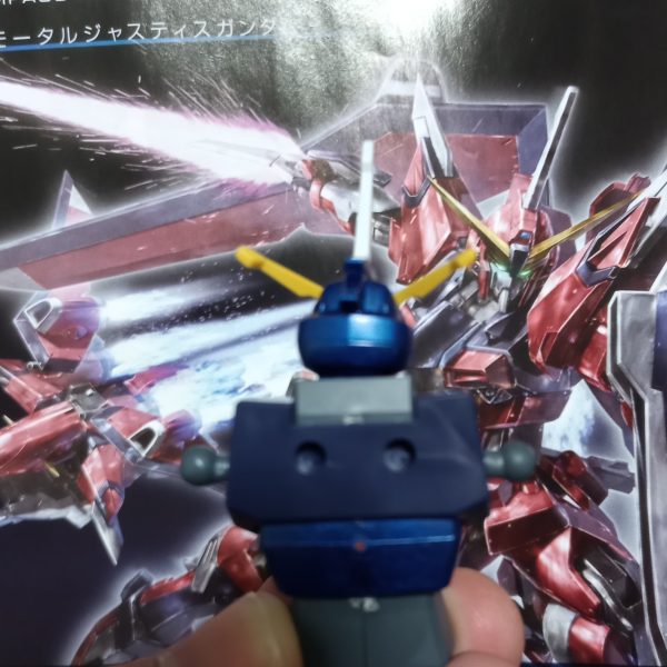 下記プラモデルのピンク部分をMr.カラースプレーにて、メタリックブルーにランナー塗装しました。塗装後、顔面と胸部を組み立てました。メインカラー変えるだけでも雰囲気が変わることを実感。他のパーツ組み立ても楽しみです。途中経過をお見せします(gundam-kao6)・HG 1/144 イモータルジャスティスガンダム（4枚目）