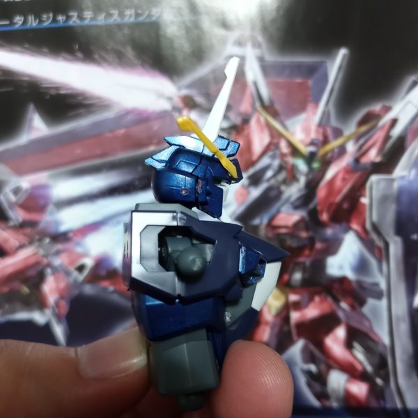下記プラモデルのピンク部分をMr.カラースプレーにて、メタリックブルーにランナー塗装しました。塗装後、顔面と胸部を組み立てました。メインカラー変えるだけでも雰囲気が変わることを実感。他のパーツ組み立ても楽しみです。途中経過をお見せします(gundam-kao6)・HG 1/144 イモータルジャスティスガンダム（5枚目）