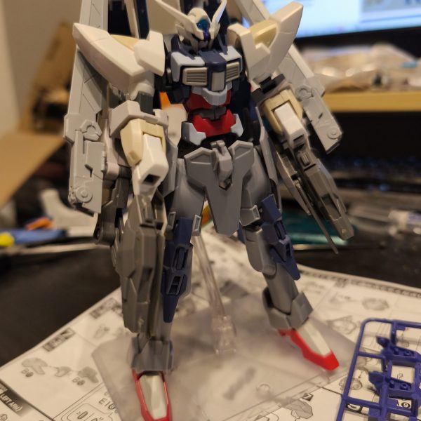 現状として、トランジェントとリバーシブルガンダムとのミキシングは意外と難航しています。ふと周りをみてディナイアルガンダムが仮組みした状態で置いてあったので今回、胴体と下半身を使うことがしました。リバーシブルガンダムの腕に主武装をまとめた為、どうしても全体のバランスが悪くなってしまいましたそこで、ディナイアルが目に入り、徒手空拳を主体とする機体なだけあって胴体と脚が長くプロポーションがよく見えました。その為、配色をどうするかで悩んでます(gundam-kao5)なので、もう少しかかりそうです(gundam-kao10) （1枚目）