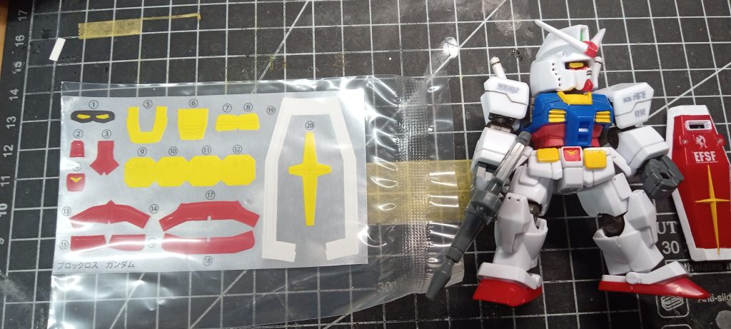 値段 1870円とそこそこ高いのに HG に比べて 色分けが少なく シールでごまかしてるのがちょっと という感じがします