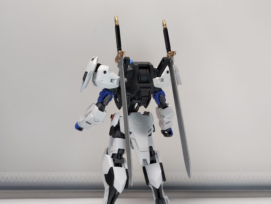 バックパックは30mmのマルチジョイトイパーツの両軸パーツを、疑似リアクターのボールジョイント部分を、半分切り落として埋めこんで接着して境界戦記のパーツを付けナイトブレードを付けられる様にしました