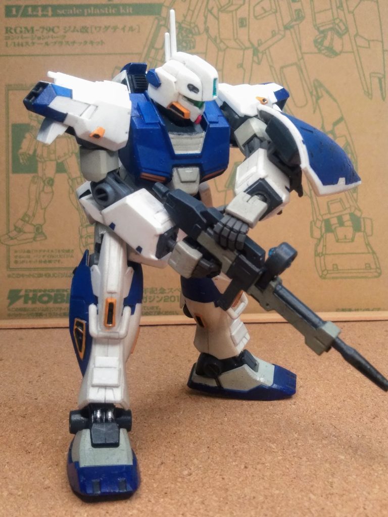 機体の概要はコウです 😋『RGM-79C ジム改』をベースに、『アナハイム・エレクトロニクス社』から提供された『ジムⅢ 計画』のトライアウトで落選した試作パーツを強引に組み込んだカスタマイズ機 🤔《ワグテイル》の名は試作パーツの開発コードを機体名として使っているカラですって 🙄つまり!『ガンダム世界アルアル』ですね 🤣🤣🤣