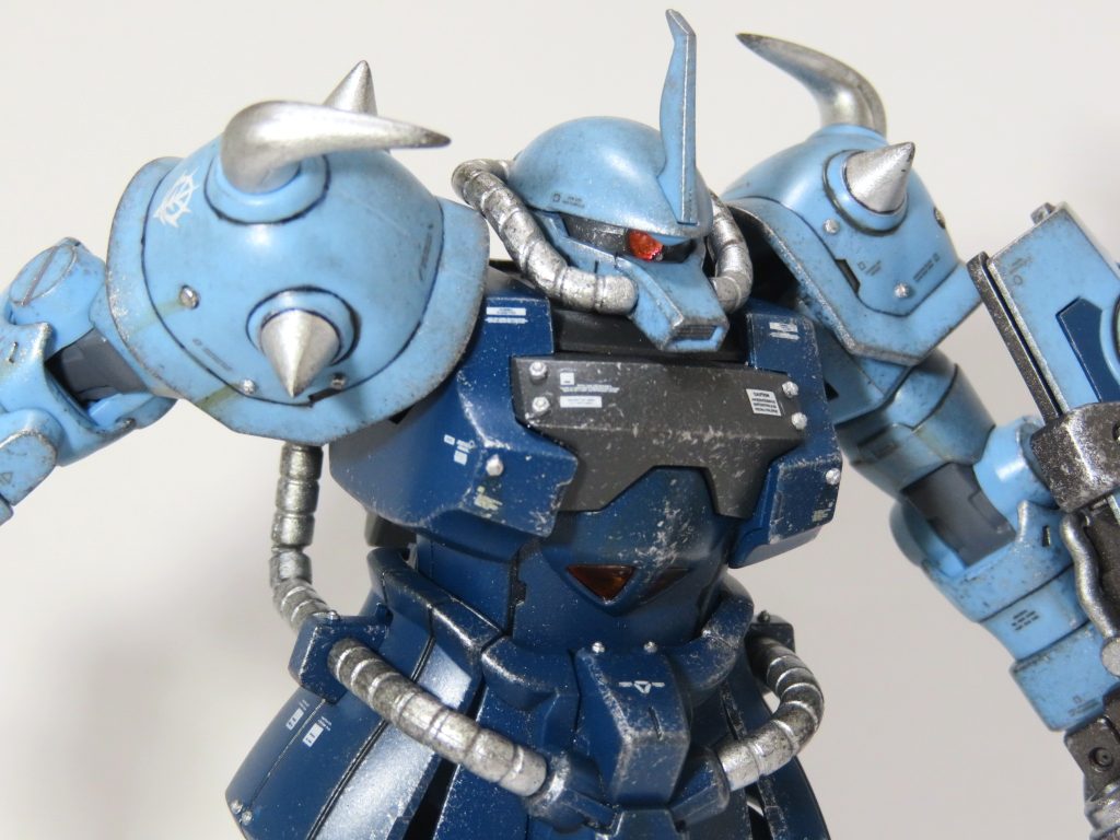 モノアイは、2.5mmのピンバイスで穴を空け、裏面をガンダムマーカーのガンダムメタレッドで塗装したHアイズを埋め込みました。また、わかりづらいですが目付きが鋭くなるように加工しています。