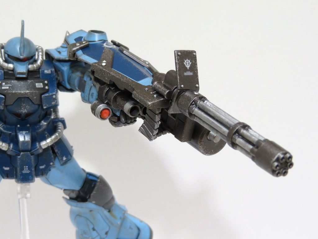 武装には水性ホビーカラーの焼鉄色を使用したのですが、チッピングをして仕上げに半光沢のトップコートを吹くとキレイな仕上がりになります。所々でクロームシルバーも使用しています。サイトレンズにはHアイズを使用。ガトリング・シールドは銃口をピンバイスで全て開口しています。