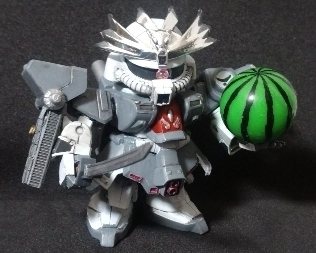 張紘ベースのザクIIIシリーズ三作目です。カラーリングは当時のイラストなどを参考に調色。グレーはだいたいジャーマンパンツァーグレー1:ホワイト1くらい。ノーマルワールドのザクIII(改)にする際には三国伝モールドを削って使用していましたが、今回は武者なので生かす方向で仕上げました。なので手首のモールドもユニコーンの袖付きザクIIIを参考にした塗装にしました。