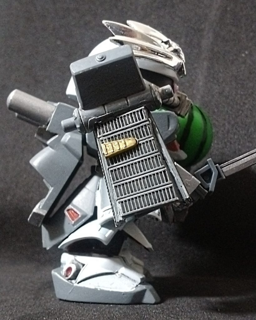 今回ロクに合わせ目消しとかしてないくせに右肩の盾を日本鎧の袖風に改修。足首パーツは今回張紘ではなくGジェネザクIII(改)のものに6mmパイプを仕込んで使用しています。