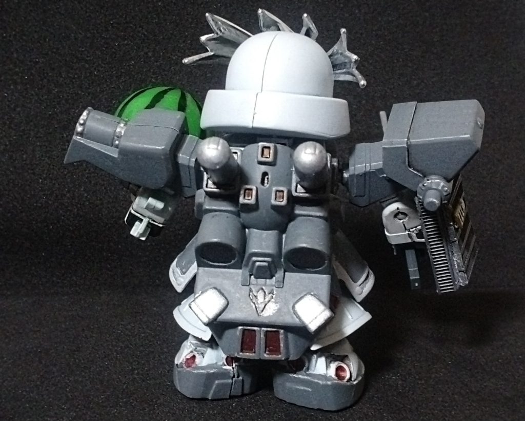 ノーマルザクIIIのランドセルを切らしていたため、ザクIII改のものを使用。本体とのバランスとハッタリを考えてアレンジした配色にしています。