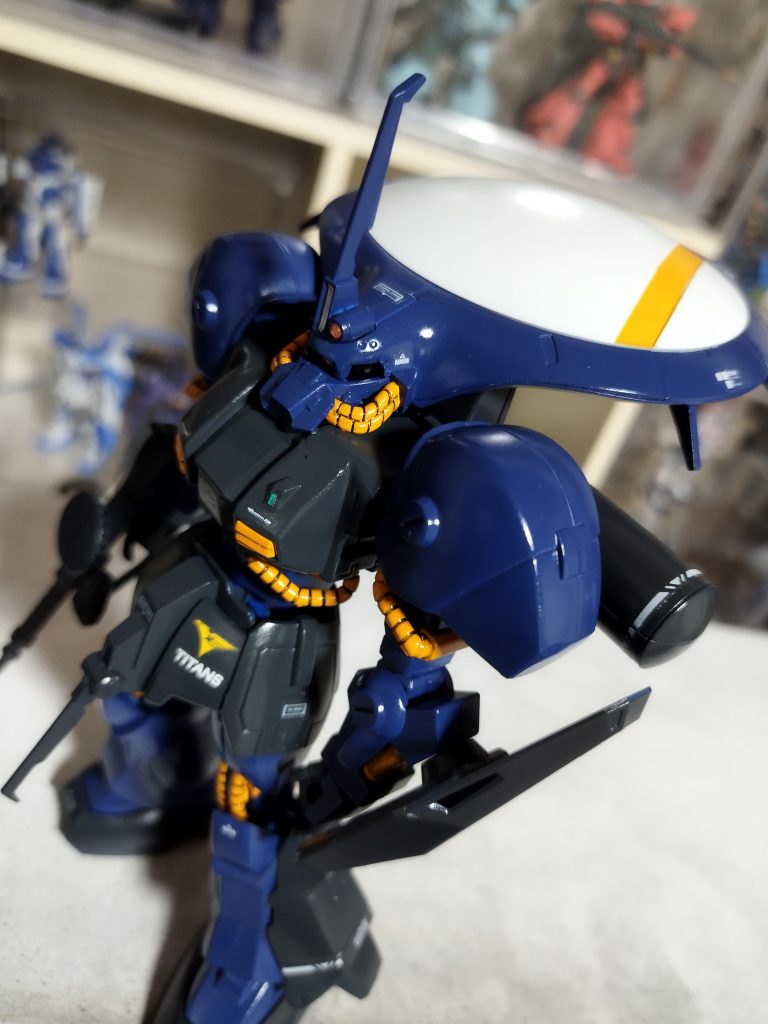 肩はプラ版とパテで5ミリ巨大化しています。