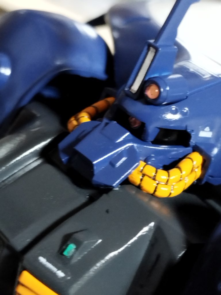 鼻を少し削ってます。モノアイ部分は2ミリくらい狭くしました。顔を平たくするイメージで作りました。