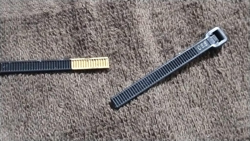 実は肩鎧のこれ、結束バンドだったりします。放熱や何かの放出機のモールド用にストックしていたもので、小札/糸威っぽく見えるかな、と思い使用してみました。水呑環金具風の部品もこれの先端部分。