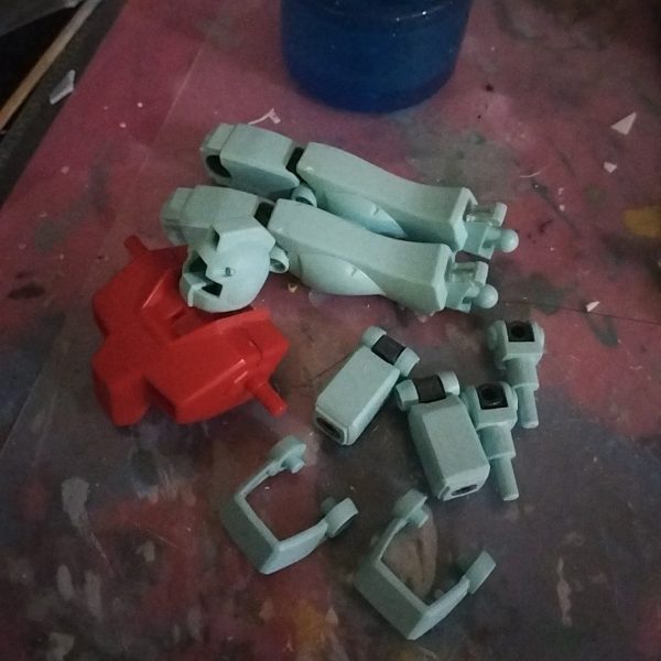 hgジムを作ってます！合わせ目消しをして胴体の合わせ目は段落ちモールドにしてみました一応筆塗りで黒立ち上げ塗装をするつもりです