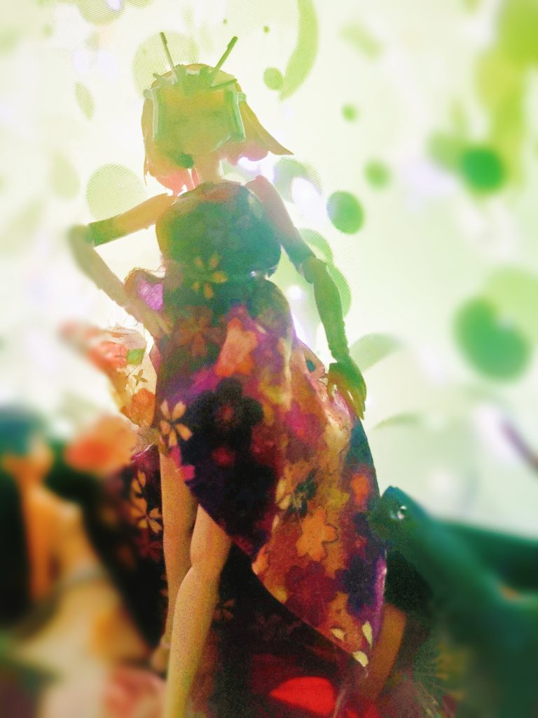 ララァ「 あなたは、何者なの!」ハマーン様『 お前の周りに小型のファンネルを浮遊させている。』『第4形態ファンネル は、反重力チップと、ステルス迷彩技術により、ニュータイプと言えど、レーザーを発射する瞬間までその存在を感知することは出来ない』ララァ「 そんな技術あるはずが!」ハマーン様『 この世界には、無いだろな!』ララァ「 !!」ハマーン『 もう終わりだ、』ハマーン様『 お前は、チカラを使い過ぎた、なんだその顔は、、』