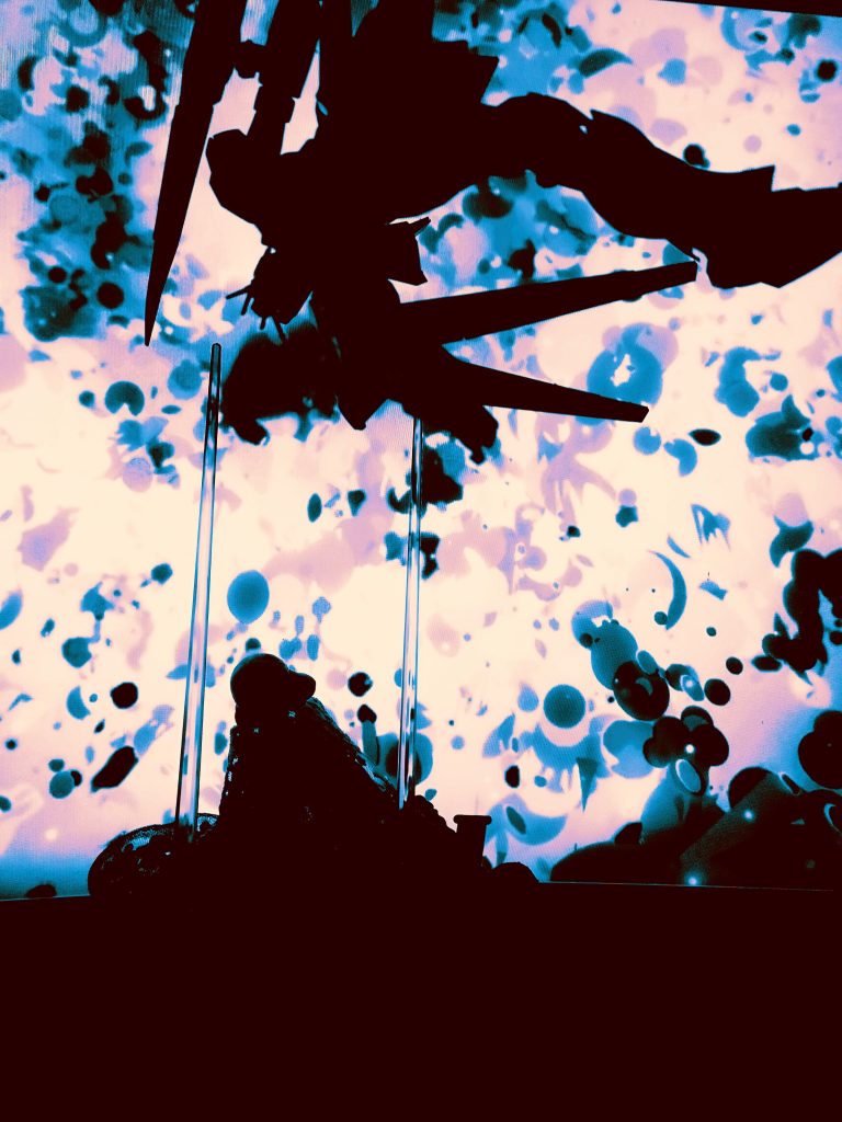 尋問ララァとハマーン創るきっかけは、この動画やりたいなーだったんでTMネットワークが先週あたまにフッと降りて来たです（笑）ファーストガンダムも考えたんですけど、やっぱりメビウスの輪なんで、ニューガンダムにしちゃいましたね（笑）でも、アムロ君はファースト衣装なんで、まぁなんとかカバー出来たか？と。コレで乗ってるのが、シュウジだったら怒るよね（笑）万博でも、AI古谷さん出てたんで、なんとかかんとか古谷アムロ・レイ出して欲しいですな。無言？てパターンも（笑）代わりにシャアとララァがバリ喋り倒すとか、ファーストガンダムがあんまり動いてる絵無かったんで、直ぐにエルメス刺して帰っていくとか？（笑）