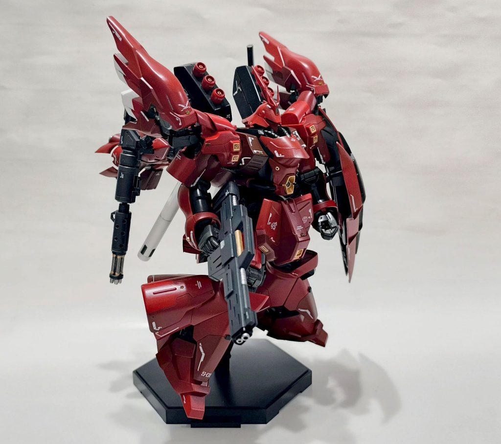 右側から。制作の順序は逆転しましたが、実は前々回のケンプファー、前回のキュベレイ構想より前に、サザビー+シナンジュのミキシングは検討していました。むしろ、ケンプファーやキュベレイのほうが(残りのパーツを転用するための)副産物で、こちらが本命でした。しかし、自分でも信じられないのですが、キュベレイEvEがまさかの530いいね超えし、高すぎるハードルを自分で作ってしまうことになりました…。