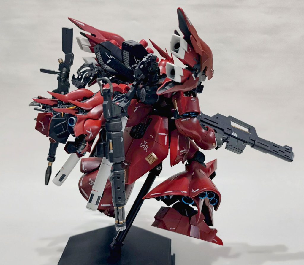 斜め後ろから。かなりボリューミーです。自立は不可能…。宇宙専用の機体です。バーニア内部はブルーメタリックに塗り分けています。