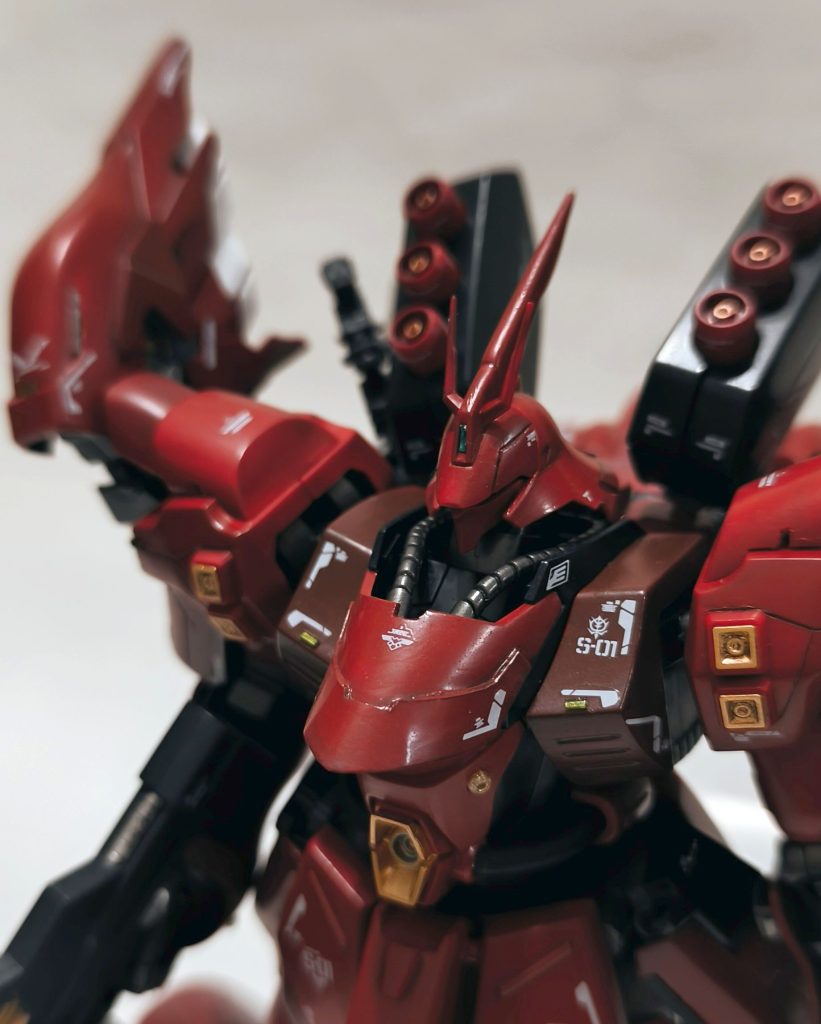 胸部アップ。プラ板で装甲を追加しています。腹部ハイメガ粒子砲へつながるパイプは、電線を切って作成しました。脇はダークレッドを通り越してチョコレート色になってしまい、リックディアスみたいなカラーバランスになってしまいました…シャア専用だからいいか。