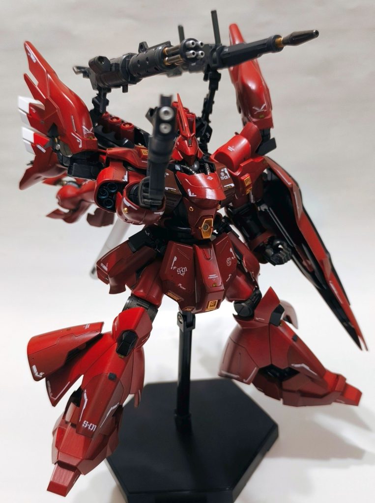 別ショット。シナンジュのパーツを流用した点がもうひとつあって、腰のサイドスカートはシナンジュのお尻のスカートを持ってきています。サザビーのサイドスカートは玉突きで脚部側面に移設し、ボリュームアップに貢献させました。