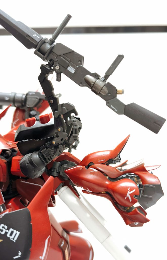 サブアームは何でできているかというと、RGシナンジュの脚内部フレームなんですね。メカメカしいディテールが入っているので、凸部をゴールドやシルバーでポイント塗装し、空いている穴をプラバンでふさいだ程度の改造で非常にかっこいいサブアームになりました。