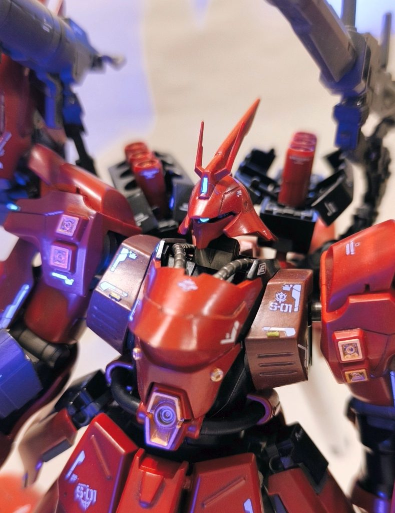 モノアイと額のセンサーはUVライトでビコーンします。