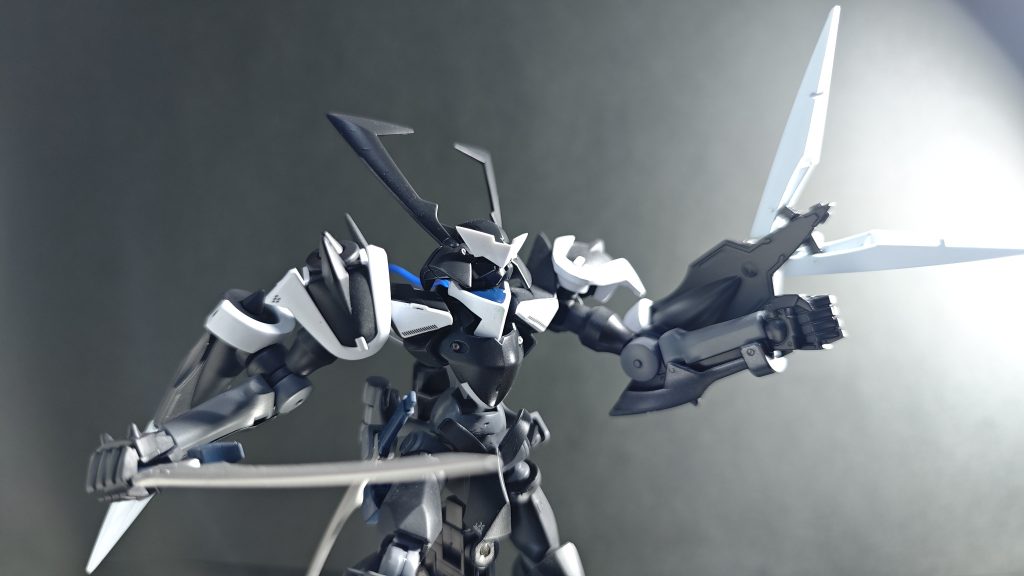 腰のクローは腕部に移植して、シールド兼クローとしています。こっちの方が動きやすくね、ということで移植しました。