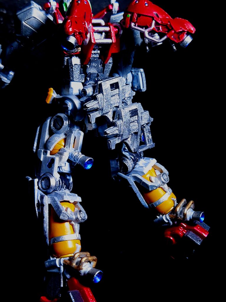 脚部のタンク、バーニア、バックパック等、メカメカしい感じが好みです。