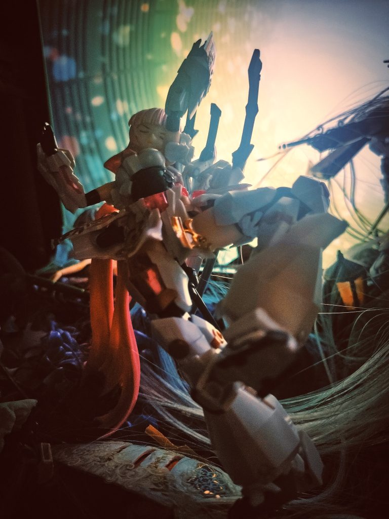 『 神を崇める狂信者達だよ』「 神？なんでこんな事を、」『目的は、神に新しい作品を創って貰う事だ、 』「 え？」『 この世界は、神に捧げる、お供えモノなんだよ』「良くわからない？ 」「 ルームシェアをしていた眼鏡持ちのプログラマーニャアンとマチュは、ある日、軽い気持ちでプラモデルを買ってしまった。」「 その時から、この話は始まったんだ」『 気が付けば、ガンプラの沼にハマり、ガンプラ女子部を名乗るようになった 』『 そして気が付いた、もっと新しいガンダムを創ってみたいと』「そのためにこの世界を？ 」「待って？、マチュとアマテユズリハは別人てこと？ 」『 狂信者である２人は、あらゆる手段でこの世界を盛り上げた、物理学的な法則を無視してまでも』「 そこまでする必要があったの？」『 エネルギーだよ、人を動かすには莫大な人の高揚感と、世界の盛り上がりが必要なのだ』「 否定的な、人もいるけど」『 好都合だよ、人の好き嫌い、善悪は紙一重だ、ホントに興味がなければ、嫌いにさえならない』『 否定的な意見を、言えば言うほど、それに同調する者、反発する者で大きな波が生まれエネルギーとなる』「 じゃあ、最後はどうなるの」『ここで大きな誤算が発生した。 』「 ？」『 神が、新作を創ると発表したのだ、』「終わる前に、目的を達成してしまったの？ 」『 そう、狂信者達は、慌てたよ』『アニメじゃないで、終わらそうとしていた最後を、急遽変更せざるを得ないことに、ニャアンとマチュが自分達が黒幕であると言う爆弾を隠して、丸く納めようと今必至で修正しているんだよ 』「 じゃあ、僕やキミが出ることも無くなったってことだね」『 顔を、あげろ！どの世界にも狂信者がいる』『 アムロ、振り向くな、アムロ』『 オトコは涙を見せぬもの』『 永遠にな』 