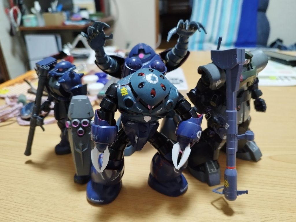 ズゴックの色は量産型のカラーにしました。ティターンズブルーを薄めてボディに腕のところはラッカー塗料の黒をつかいましたはやりティターンズはいい色がでますね