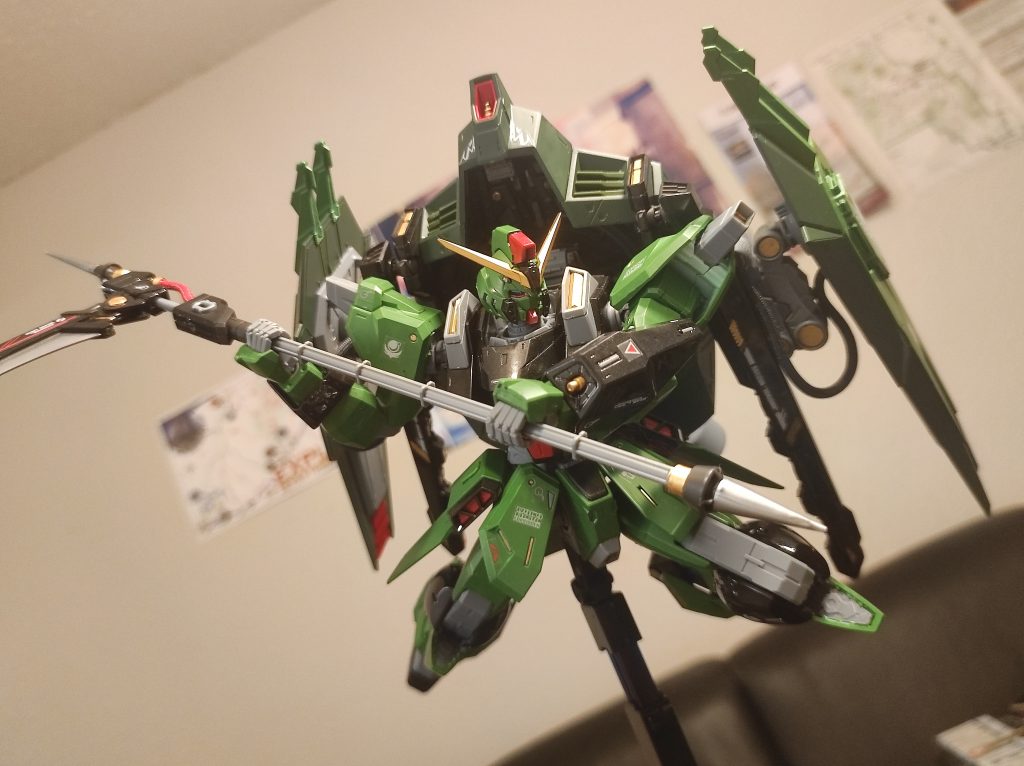 カラーリングはデビルガンダムのガンダムヘッドを参考にして濃くしました。主にMr. Hobby 135番ロシアングリーンやMr. Hobby 302番FS34092グリーンを使いました。ニーズヘグやバックパックはメタリック系塗料で塗り分けしました。