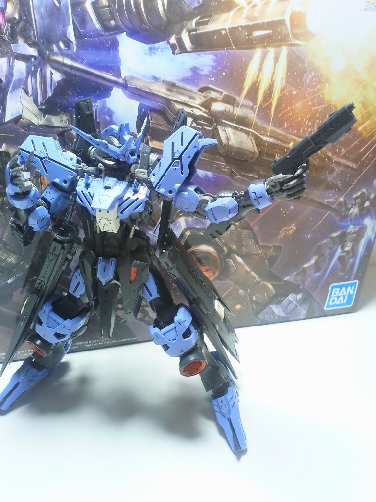 ヴィダールにはハンドガンが似合いますね。　ブローバック可動のギミックも入っています。