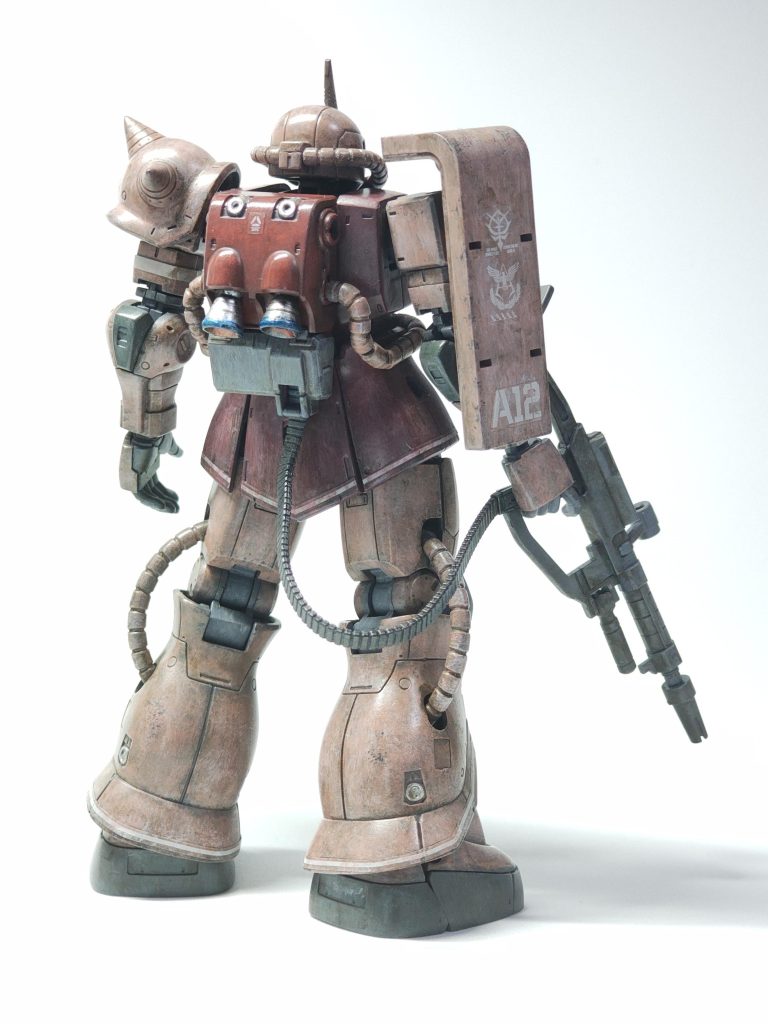 なんていうんですかね、弾倉の箱、このパーツ、ランドセルと同じ赤い成型色なんですが、実際は武器と同じグレー指定です。気付かず1色目赤くしたのでマジックリンして塗り直しました。