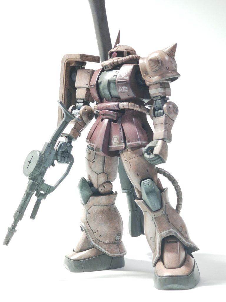 いつものマシンガンに持ち替えてバズーカマウント。ストックが上腕に干渉してマシンガンが格好よく持てません。WaveのボトムズのATの武器を持つ手みたいに、手首の角度をもっとつけてくれたらいいのに。