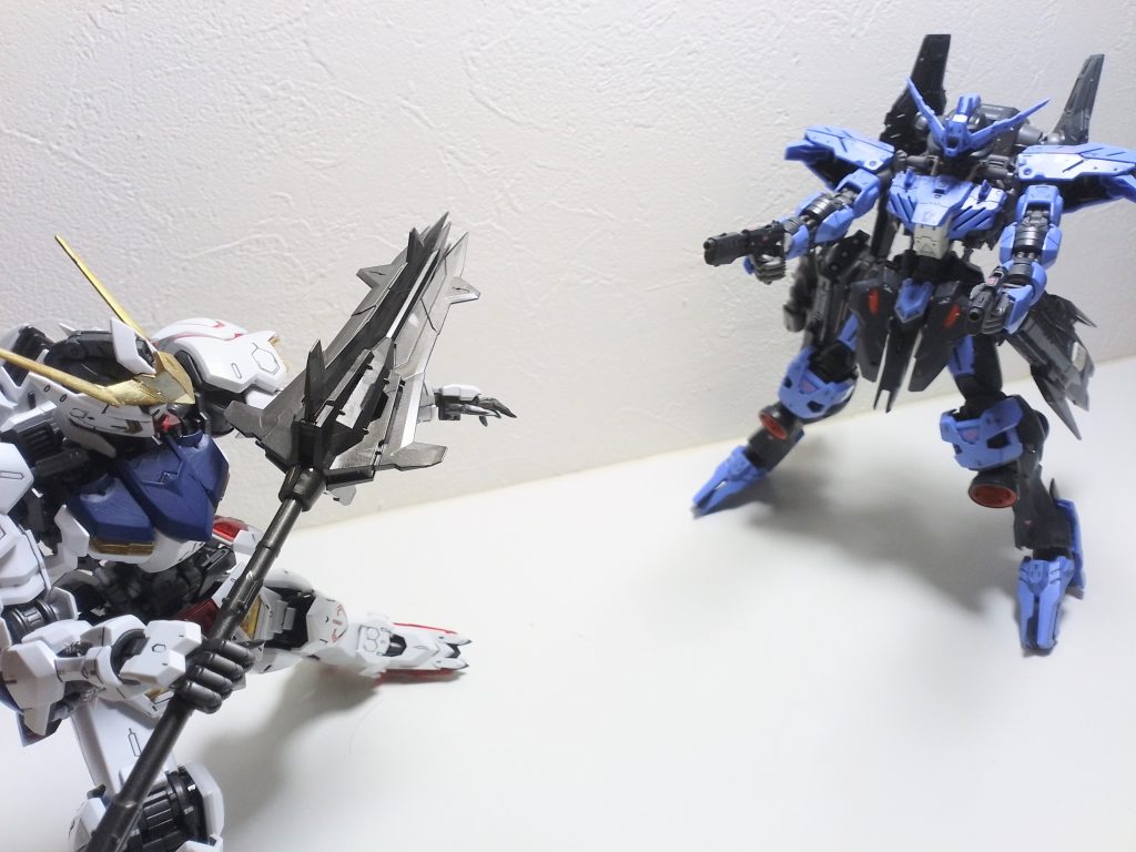 銃弾をメイスで薙ぎ払うバルバトス！こういう時にブローバック機能が役立つ