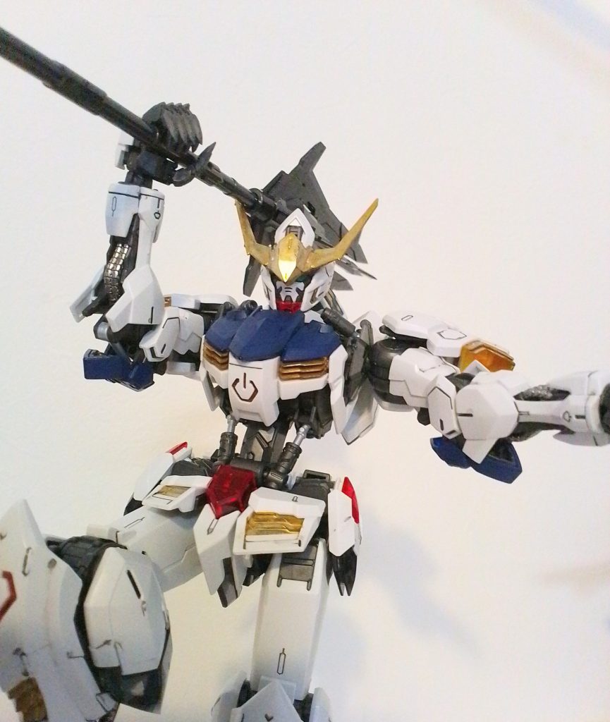 隙を見てメイスを振りかざすバルバトス！