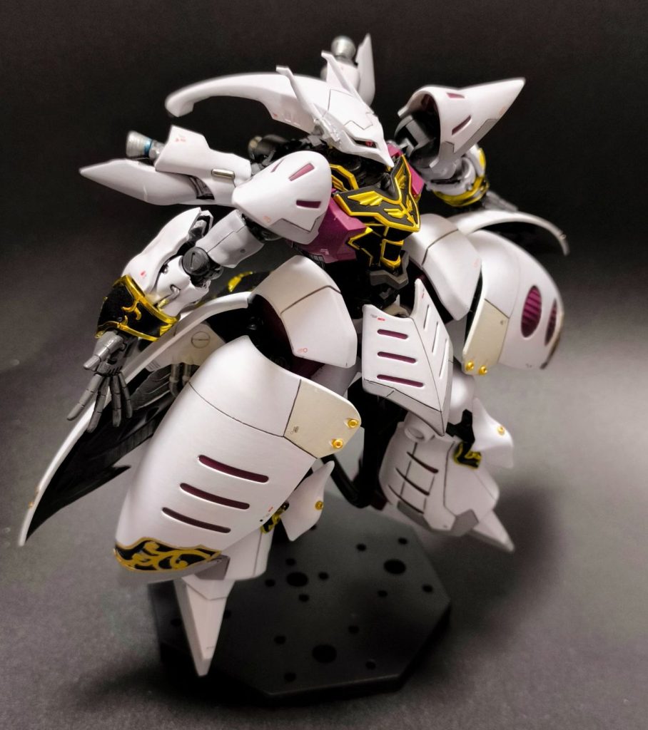 「ユニコーンガンダムに登場する”袖付き”仕様のキュベレイ」を作りたい、ということで設計開始。方向性としては、キュベレイをベースに袖付きのエングレービングを移植するか、あるいはシナンジュをベースにキュベレイのバインダーやファンネルポッドを移植するか、の2通りがありました。いずれも先人の作例としては既にあり、同じものを作っても面白くなかろうと色々悩んだ末、結局上半身はシナンジュをベースとし、下半身にキュベレイ要素をぐっと集めた今の形に落ち着きました。妄想ストーリーとしては当初、『クシャトリアが開発されなかった世界線でのマリーダ、あるいは生き残った他のプルシリーズ専用機体として、シナンジュのパーツおよび回収された量産型キュベレイの残存パーツから開発された機体』、という風に考えていましたが、出来上がりが思ったよりボス感を漂わせるようになったことから、『フル・フロンタルが、シャアではなくハマーン・カーンの再来だった世界線の、フル・フロンタル専用機』ということに(脳内)補正しました。