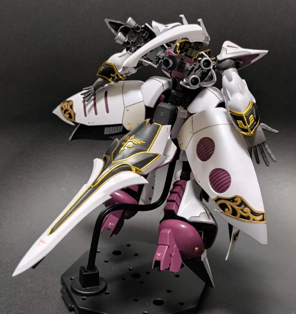 キュベレイの肩部バインダーを下半身に移植し、さらにファンネルポッドにシナンジュのシールドをマウントできるように改造、ロングテールのような見立てにもしています。かかと部分はジャンクパーツを追加してハイヒールにしました。これらを合わせて、女性パイロットに合った機体の雰囲気を出せたと自負しています。バインダーを下半身に移植した理由は正直「見た目重視」というのが大きいですが、機能的な理由付けをするなら、「スラスターを下半身に集約することでの直進推進性能向上」や、「上半身の取り回し改善による格闘性能、遊撃性能強化」といったところでしょうか。戦場へ最速で飛び込み、ファンネルをばらまきながら敵機を殲滅。攻撃をくぐり抜け接近してきた敵機へも近接武装で対処、という運用です。