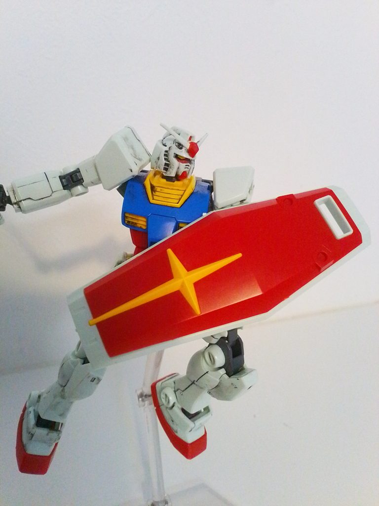 このキットは僕の大好きなキットです。組みやすいし可動の幅がとても広いので、初心者でも作りやすいキットになっています。まぁ僕は足が折れてしまったんですが(gundam-kao5)